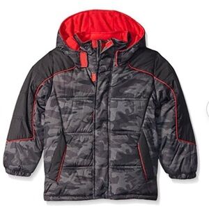 ❤️iXtreme Little Boys' Puffer Coat In Camo Print, Black Size 4